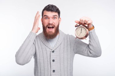 Sakallı adam çalar saati tutuyor ve 