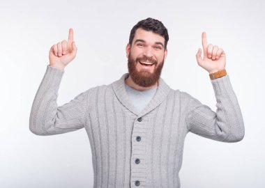 Mutlu genç hipster bazı iyi haberleri işaret ediyor..
