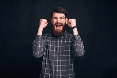 Ben şanslıyım. Sakallı adam kazanan hareketi yapıyor..