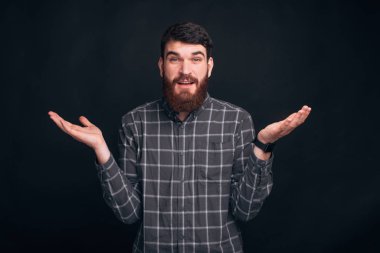 Sakallı adam jest falan yapıyor..