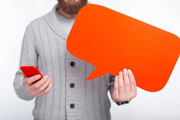 Kapd el az üzenetet. Arctalan férfi tartja a piros telefon és a buborék beszéd fehér háttér. — Stock Fotó