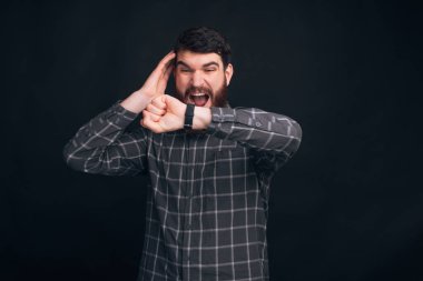 Hayır, geç kaldım. Yakışıklı adam siyah arka plandaki saate bakıyor..