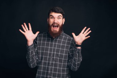 Şaşırmış sakallı adam iki elini de açtı ve dedi ki:.