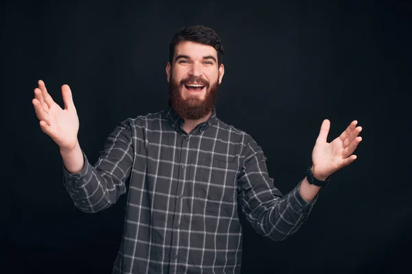 Tiens, laisse-moi te serrer dans mes bras. Jeune homme barbu tient ses bras grands ouverts prêts à embrasser quelqu'un . — Photo