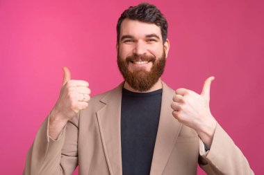 Takım elbiseli mutlu sakallı adamın portresi.