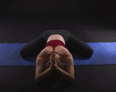 Yoga Mudra, Yoga Mudrasana, Yoga Mudrasan, Yoga Mudra Asana çalışan genç bir kadın..