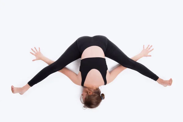 Foto van vrouw in studiou oefenen yoga over witte achtergrond — Stockfoto