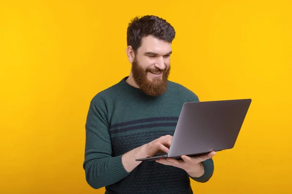 Foto eines glücklichen Mannes, der auf gelbem Hintergrund im Internet surft — Stockfoto