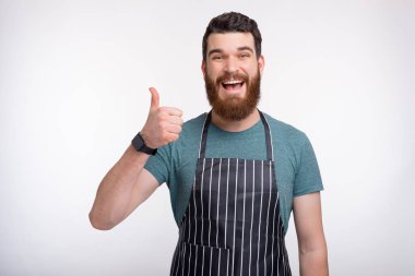 Yemek yapmayı severim. Mutfak ya da yemek yapan neşeli bir genç adam. 