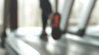 Koşu bandında koşan kadının bulanık görüntüleri