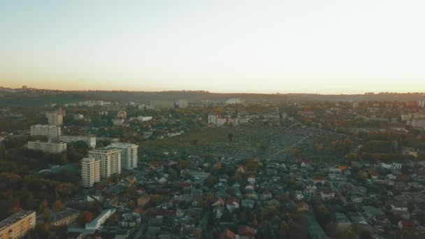Beautiful 4k drone footage above the city at sunset — Stock Video