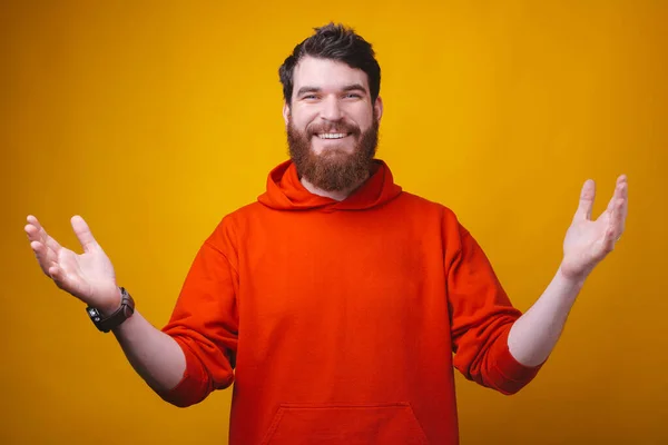 Witaj bracie, zdjęcie szczęśliwego mężczyzny w czerwonej bluzce wykonującego powitalny gest z otwartymi ramionami — Zdjęcie stockowe
