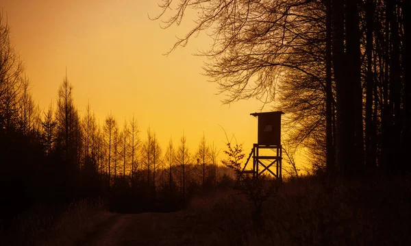 Torre de caza por la mañana al amanecer — Foto de Stock