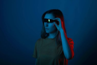 Genç hippi kadın fütüristik gözlük takıyor, neon ışıklar.