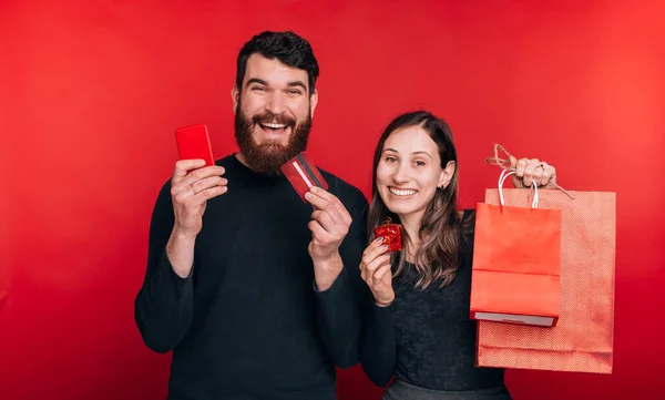 Joven linda pareja está entusiasmada con las compras pnline con tarjeta de crédito —  Fotos de Stock