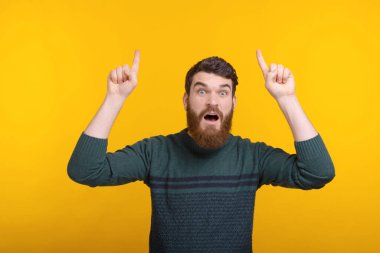 Şaşırmış sakallı adam iki eliyle yukarı bakıyor. İnanamıyorum.