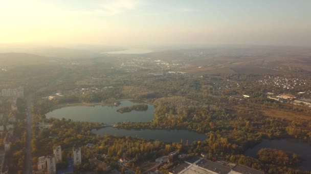 4k beelden van prachtige groene stad bij zonsondergang — Stockvideo