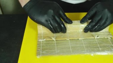 Şef 'in mutfakta suşi yaptığı görüntüler.