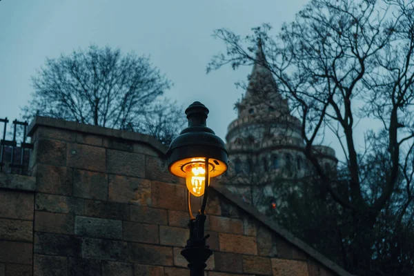 Şatonun yanında akşam vakti eski güzel bir lamba ışığı