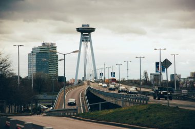 Slovakya, Bratislava, 11 Mart 2020 Bratislava Köprüsü Bulutlu bir günde araçlarla