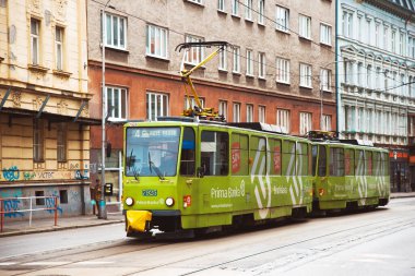 Slovakya, Bratislava, 11 Mart 2020 Eski caddede yeşil tramvay