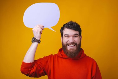 Kafasının üstünde baloncuklu bir konuşma tutan sakallı bir adamın portresi..