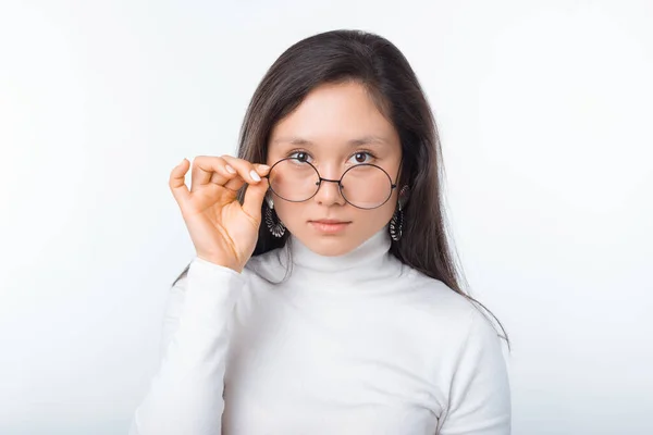 Porträtt av vacker ung kvinna bär runda glasögon och ser säker på kameran — Stockfoto