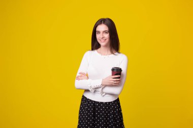 Avrupalı genç bir kız öğrenci kahve içmek için onu tutuyor..