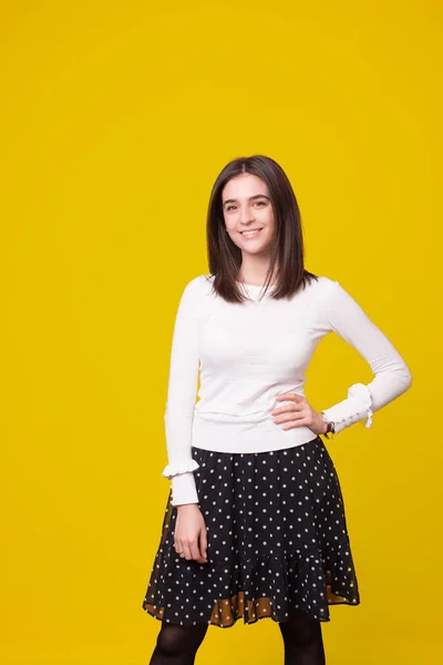 Retrato de una joven sonriente sobre fondo amarillo . — Foto de Stock