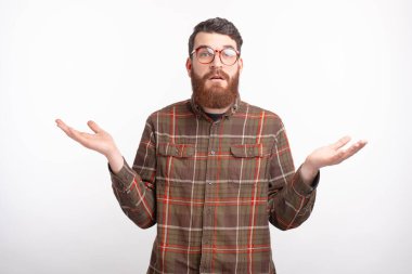 Ne yapacağımı bilmiyorum, sakallı adam beyaz arka planda dikilip el kol hareketi yapıyor.