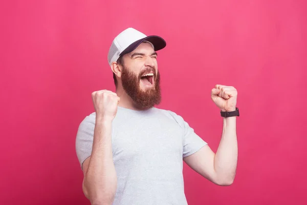 Soy el ganador, sorprendido joven barbudo celebrando la victoria —  Fotos de Stock