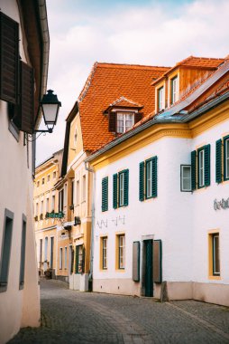 Avusturya, Durnstein, 8 Mart 2020 Avusturya 'da eski ve güzel bir caddenin bahar zamanı fotoğrafı.