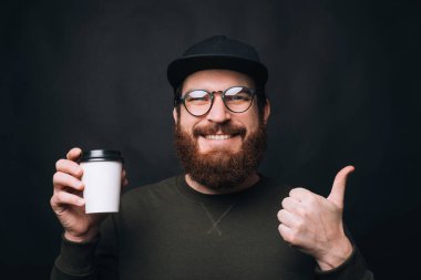 Bu kahve çok lezzetli. Gülümseyen adam jest yapıyor ve kağıt bardağını alıp götürüyor..