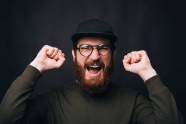 - Kazandım. Bağıran genç sakallı adam ellerini kaldırdı ve kazanan hareketi yaptı..