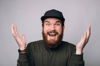 Heyecanlı adam el ele tutuşup kameraya gülümsüyor..