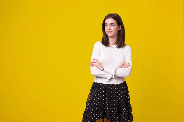 Sencillo portait de una joven de pie sobre fondo amarillo . — Foto de Stock