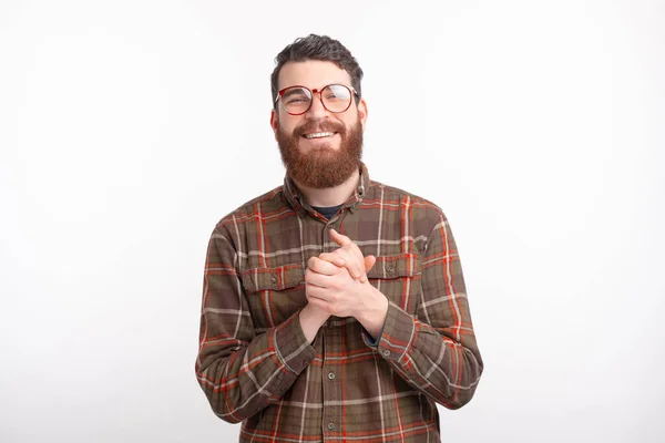 Junger Mann mit Bart und Brille hält Händchen auf weißem Hintergrund. — Stockfoto