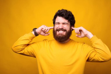 - Duymak bile istemiyorum. Sakallı adam kulaklarını parmaklarıyla kapatıyor..