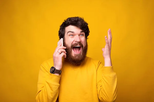 兴奋的大胡子男人在电话里说了些好消息. — 图库照片