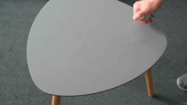 Muž s dezinfekcí čistící konferenční stolek — Stock video