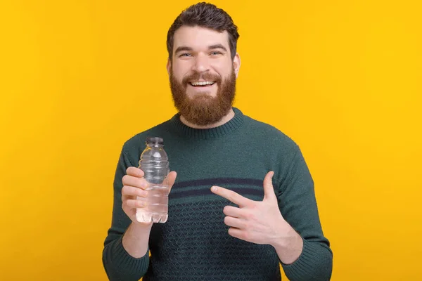 Усміхнений чоловік каже не забудьте зволожувати і пити воду . — стокове фото