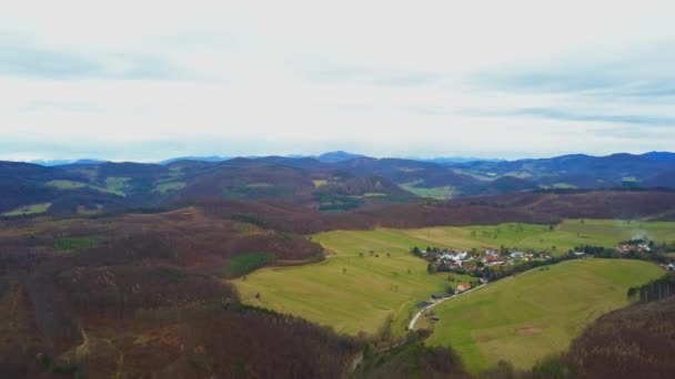 Filmagem 4k de belo dia nublado primavera na Áustria, vista de pequena aldeia agradável — Vídeo de Stock