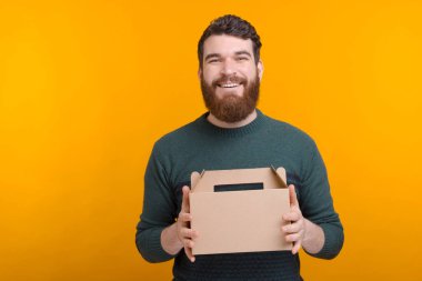 Teslimat kutunu tut, sakallı bir adam sana uzatıyor..
