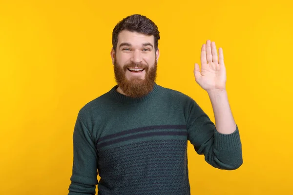 Hombre adulto está diciendo y mostrando un gesto de saludo sonriendo a la cámara . —  Fotos de Stock