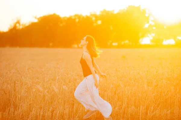 Radosna Młoda Kobieta Spódnicy Biega Polu Uprawnym Słoneczny Dzień — Zdjęcie stockowe