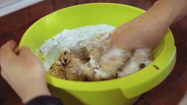 Mujer en cocina preparando la masa para el pan — Vídeos de Stock