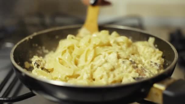 Chef en cocina preparando pasta para amigos — Vídeos de Stock