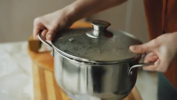 Жінка робить макарони на кухні на вечерю — стокове відео