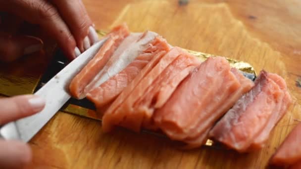 Chef na cozinha de corte de peixe vermelho na placa de corte — Vídeo de Stock