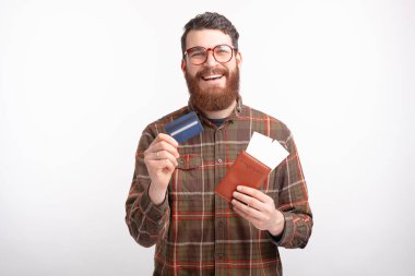 Genç sakallı adamın elinde kredi kartı ve pasaportu var..